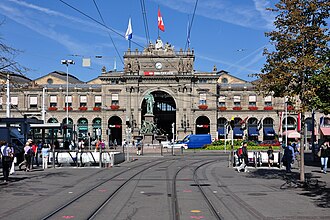 SBB bestellt Escofet Mom Hocker und Hockerbänke für den Zürcher Hauptbahnhof, Stadtmöbel, Parkmobiliar